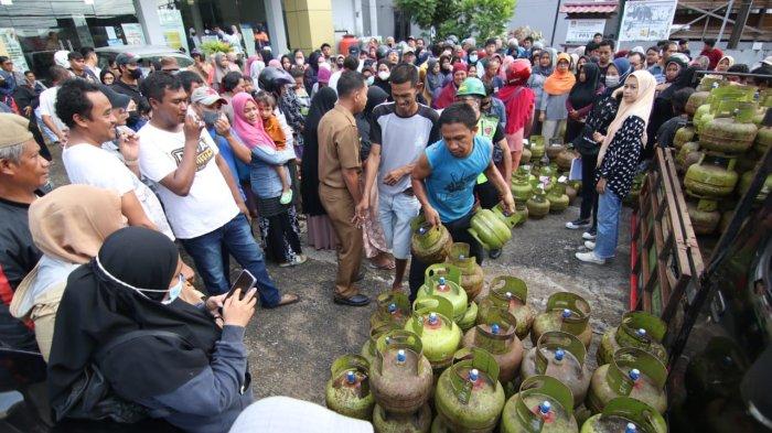 Ratusan warga memadati halaman kantor Kelurahan Gunung Samarinda Baru, Balikpapan Utara sejak pagi, Selasa (11/7/2023). Mereka antre untuk mendapatkan LPG 3 Kg dengan harga murah.