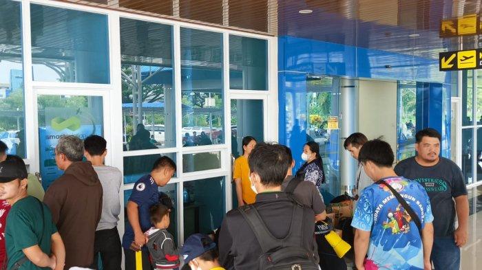 Aktivitas penngguna jasa penerbangan Perintis di Bandara Kolonel Robert Atty Bessing Cuti bersama Idul Adha 2023 di Malinau Kalimantan Utara, Rabu (28/6/2023)