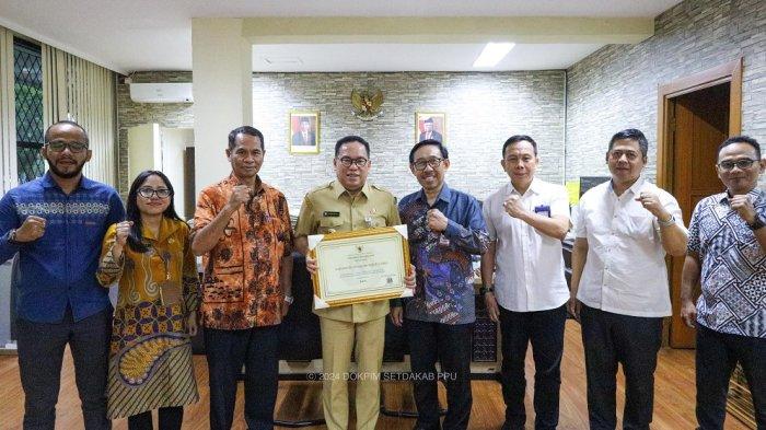 Pj Bupati PPU Makmur Marbun menerima penghargaan dari KASN atas penerapan sistem merit pengisian Jabatan Pimpinan Tinggi ( JPT ) tahun 2023 dengan predikat baik. (HO/HUMAS PEMKAB PPU)