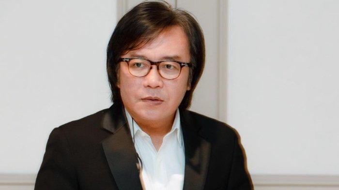 ARI LASSO - Ari Lasso membuat heboh publik usai membawa gandengan seorang perempuan cantik bernama Dearly Djoshua di pernikahan Luna Maya dan Maxime Bouttier.