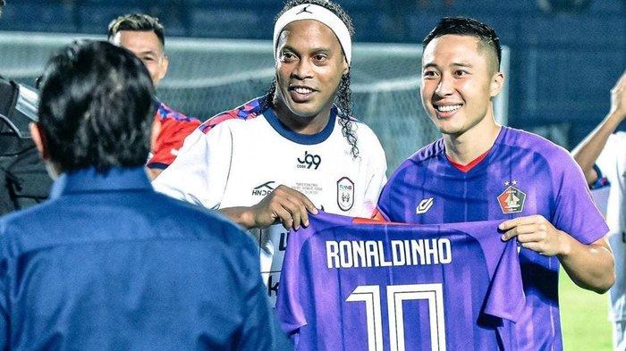 Owner Persik Kediri, Arthur Irawan (kanan) bersama legenda sepakbola dunia asal Brasil, Ronaldinho di Stadion Kanjuruhan Malang, Minggu 26 Juni 2022 tadi malam.