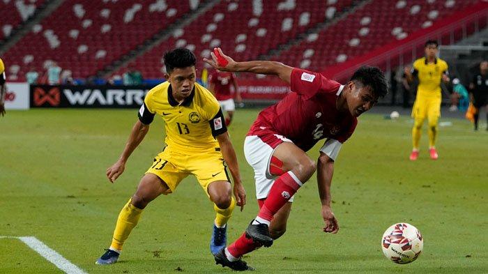 Asnawi Mangkualam Bahar (merah) saat berjibaku dengan pemain Malaysia di Piala AFF 2020.