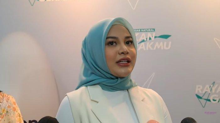 CURHATAN AUREL HERMANSYAH - Respon Aurel Hermansyah soal tradisi pukul kaki Ameena dengan ikan lele agar cepat jalan dari YouTube Intens Investigasi. Istri Atta Halilintar curhat trauma dengan kata-kata pedas netizen hingga tak mau hamil lagi.