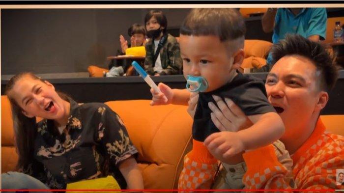 Baim Wong dan Paula Verhoeven bersama anaknya alami kecelakaan tunggal. 