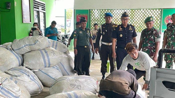 Press release pengungkapan barang temuan Kodim 0911/ Nunukan berupa 35 karung ballpress, di Koramil Nunukan, Kamis (24/08/2023), pagi.