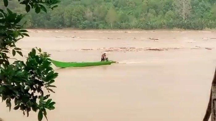 Luapan air di Sungai Njelung, Tanjung Palas Barat, Kabupaten Bulungan, Kalimantan Utara, yang menyebabkan akses jalan terputus.