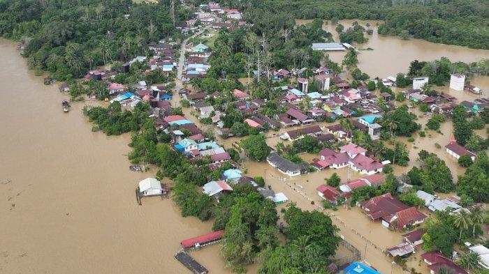 Update banjir Mahulu mulai surut, giliran tiga kecamatan di wilayah Kutai Barat, Kalimantan Timur terendam, warga tetap memilih bertahan, meski dikepung air.