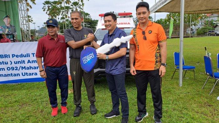 Penyerahan secara simbolis bantuan CSR berupa mobil ambulans oleh Branch Office Head PT. Bank Rakyat Indonesia (BRI) Persero Tbk, Mohammad Aliansyah kepada Danrem 092/Maharajalila Brigjen TNI Eri Estefanus di sela acara senam bersama di Lapangan Ahmad Yani Tanjung Selor, Jumat (14/07/2023). (Tribunkaltara.com/edy nugroho).