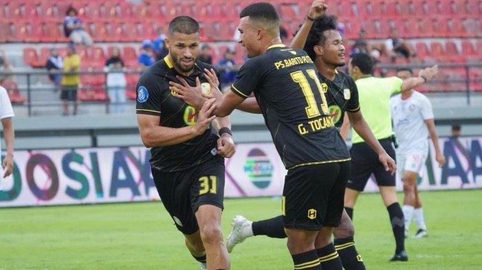 Update Liga 1, main di Stadion Kapten I Wayan Dipta Bali, Arema FC dihajar oleh Barito Putera dengan skor telak 4-0.