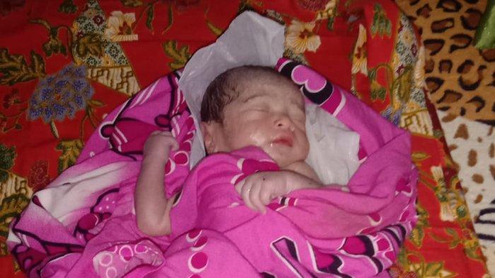 DITEMUKAN BAYI LAKI-LAKI I - Tampak kondisi bayi laki-laki ini usai diberikan selimut oleh warga Kelurahan Karang Anyar Pantai Kota Tarakan, usai ditemukan Selasa (11/3/2025) sore.