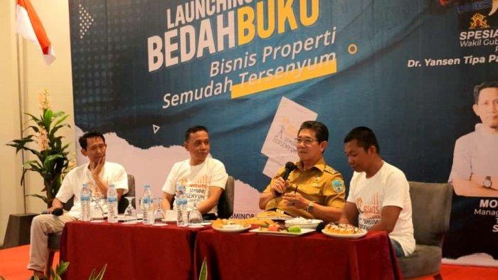 BEDAH BUKU - Wakil Gubernur Kalimantan Utara, Dr Yansen TP, MSi apresiasi peluncuran dan bedah buku “Bisnis Properti Semudah Tersenyum” yang ditulis Alimuddin, salah seorang pengusaha properti di Kaltara.