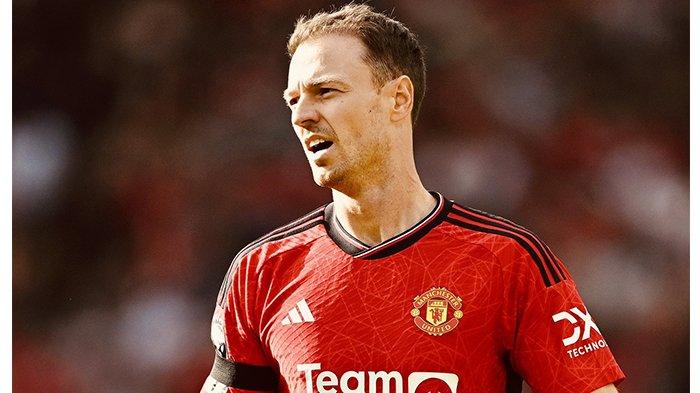 bek senior Manchester United Jonny Evans.