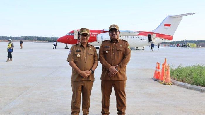 Pj Bupati PPU Muhammad Zainal Arifin bersama Pj Gubernur Kaltim Akmal Malik hadir menyambut kedatangan Presiden Jokowi yang melakukan pendaratan perdana menggunakan pesawat kepresidenan di Bandara IKN. (HO/PROKOPIM)