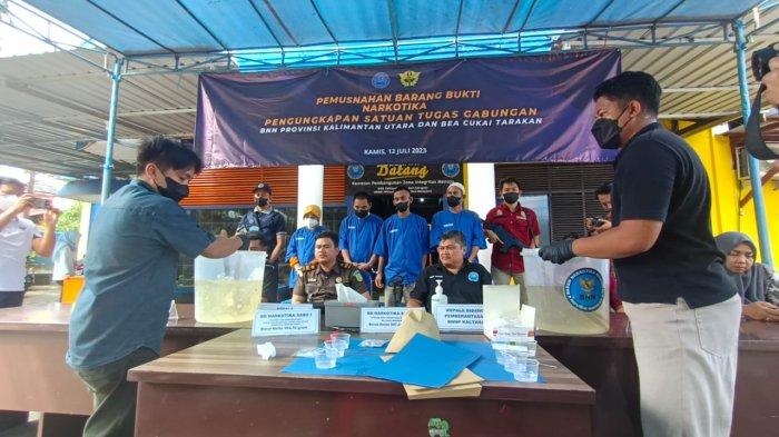 Kantor BNNP Kaltara diwakili Kabid Pemberantasan bersama perwakilan Kejaksaan dan Pengadilan Negeri Tarakan serta perwakilan dari Polres Tarakan dan Bea Cukai Tarakan ikut hadir dalam kegiatan pemusnahan BNNP hasil tangkapan awal Juni 2023 kemarin, Kamis (13/7/2023) sore.