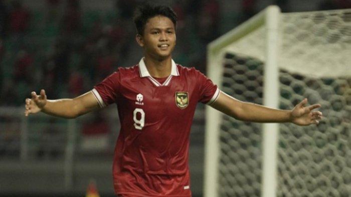 Dalam daftar pemain Timnas Indonesia pilihan Shin Tae-yong jelang Piala Asia U23 itu, terlihat Hokky Caraka ikut dipanggil. Nama Hokky Carakan merupakan striker muda milik PSS Sleman di Liga 1.