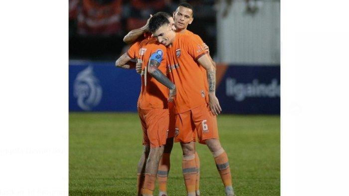 Silverio Juni saat merangkul Diego Michiels usai pertandingan kontra Bali United di Stadion Segiri Samarinda pada Sabtu (8/7/2023) lalu.