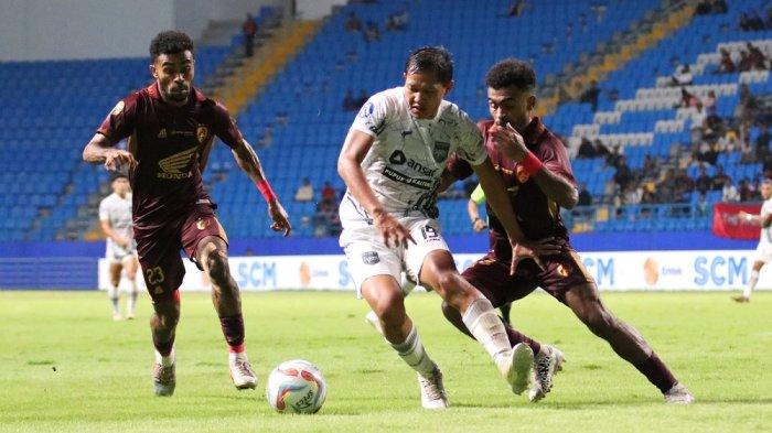 Tim Borneo FC bermain imbang melawan PSM Makassar pada pekan ke-30 Liga 1 2023-2024 di Stadion Batakan, Balikpapan, Jumat (29/3).