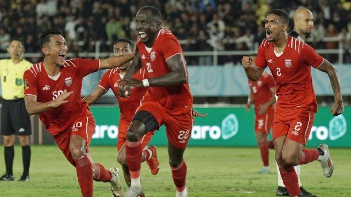 Selebrasi pesepak bola Borneo FC, Christophe Nduwarugira (tengah) setelah mencetak gol timnya dalam pertandingan semifinal Piala Presiden 2024 di Stadion Manahan, Solo, Selasa (3/7/2024) malam. TRIBUNNEWS/Muhammad Nursina