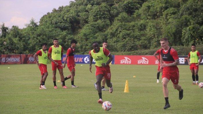 Pemain bertahan Borneo FC, Christophe Nduwarugira jalani latihan bersama tim. Dirinya menyatakan, skuad Pesut Etam harus inisiatif lebih dahulu mencetak gol.