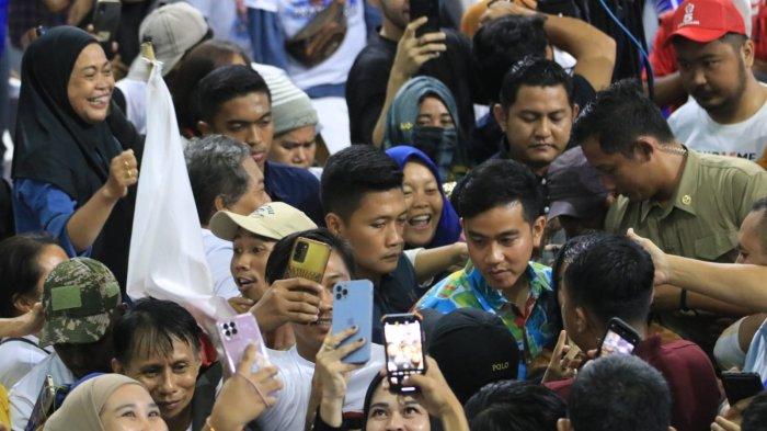 Cawapres nomor urut 2, Gibran Rakabuming Raka melakukan kampanye di Kaltim dengan blusukan ke pasar dan IKN Nusantara, Sabtu (16/12/2023).