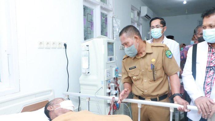 Bupati Bulungan Syarwani, didampingi wakil bupati, sekretaris daerah, direktur rumah sakit dan jajaran saat meresmikan pengoperasian unit layanan hemodialisa di RSD Soemarno Sosroatmodjo Tanjung Selor, Senin (26/06/2023).