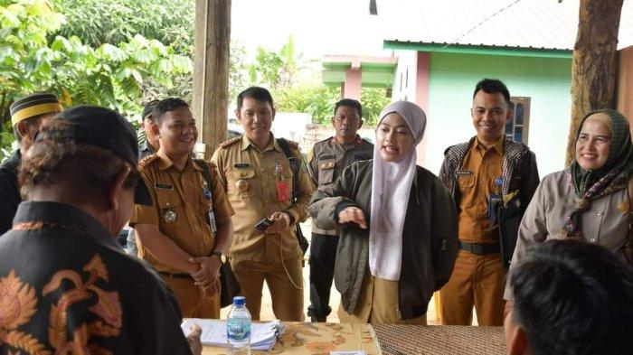 Bupati Nunukan Asmin Laura monitoring pelaksanaan Pilkades pada 11 tempat pemilihan suara (TPS) yang ada di Pulau Sebatik, Senin (28/08/2023).