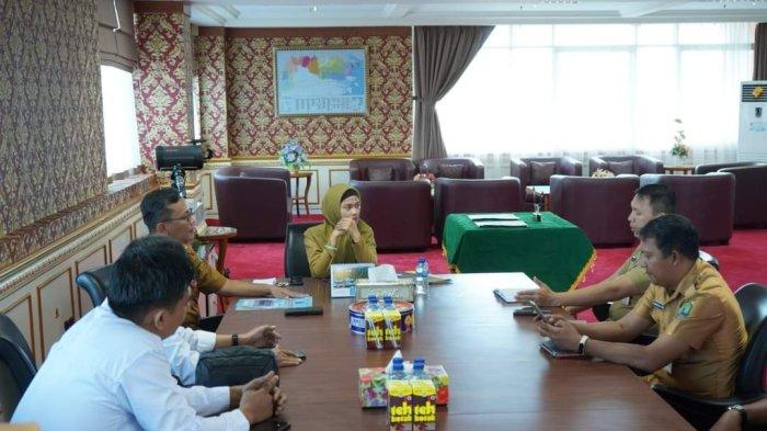 Kepala Dinas Pemberdayaan Masyarakat dan Desa (DPMD) Kabupaten Nunukan, Helmi Pudaaslikar (kiri Bupati Nunukan) seusai menandatangani berita acara hasil pemutakhiran IDM Tahun 2023 di ruang kerja Bupati Nunukan, Senin (10/07/2023).