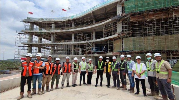 Update pembangunan Ibu Kota Nusantara di Sepaku, Penajam Paser Utara, Kalimantan Timur saat ini tengah persiapan pemasangan bilah burung Garuda di Istana Presiden.