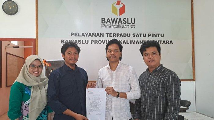 Andi didampingi oleh LBH-HANTAM saat melapor ke Bawaslu Kaltara, Kamis (25/07/2024). (ISTIMEWA)