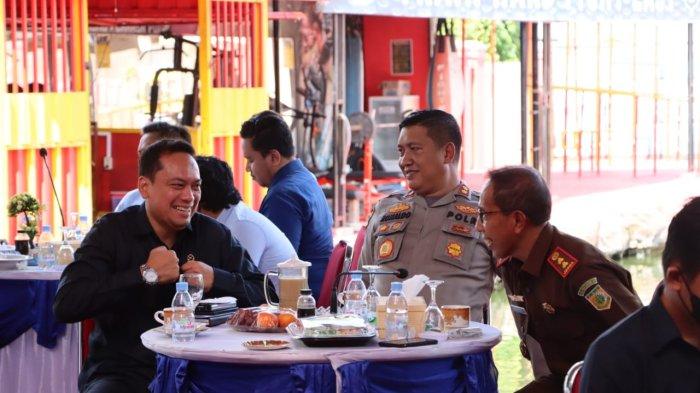 Kapolres Bulungan AKBP Ronaldo Maradona, Kajari Bulungan Hardijono Sidayat dan Ketua PN Tanjung Selor Jan Oktavianus dalam coffee morning pertemuan koordinasi antara institusi aparat penegak hukum dan lembaga peradilan di wilayah Bulungan, Kaltara, di Mapolres Bulungan, Selasa (15/11/2022). (HO/Humas Polres Bulungan)
