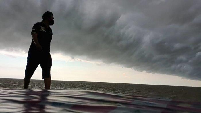 Mengamalkan doa ketika turun hujan ini bagian ikhtiar umat muslim agar hujan yang turun membawa berkah.