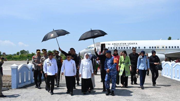Komandan Lanud Anang Busra Kolonel Pnb Bambang Sudewo saat menyambut kedatangan Wakil Presiden (Wapres) Republik Indonesia Bapak Prof. Dr. K.H. Ma’ruf Amin dan Ibu Wakil Presiden Republik Indonesia Ibu Hj. Wury Ma’ruf Amin, Kamis (3/8/2023).