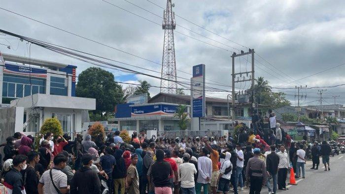 Sejumlah aksi massa yang mengatasnamakan Aliansi Masyarakat Nunukan itu, melakukan demonstrasi di depan pagar Kantor BRI Cabang Nunukan.
