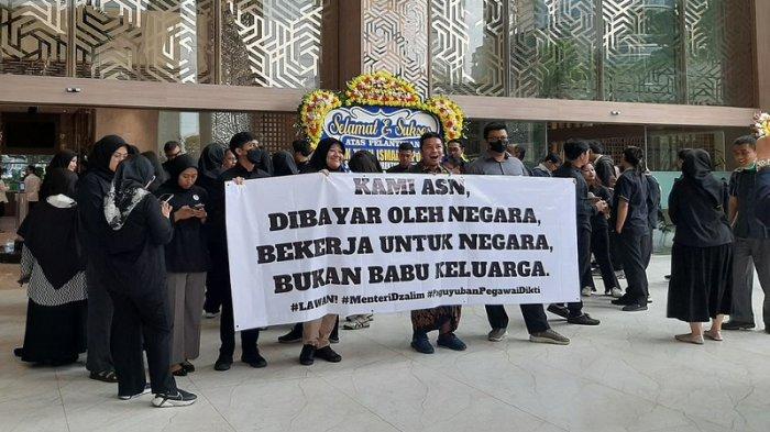 Puluhan pegawai Kementerian Pendidikan Tinggi, Sains dan Teknologi (Kemendiktisaintek), Senin (20/1/2025) menggelar aksi demo memprotes dugaan pemecatan pegawai tak sesuai prosedur oleh Menteri Satryo Soemantri Brodjonegoro.
