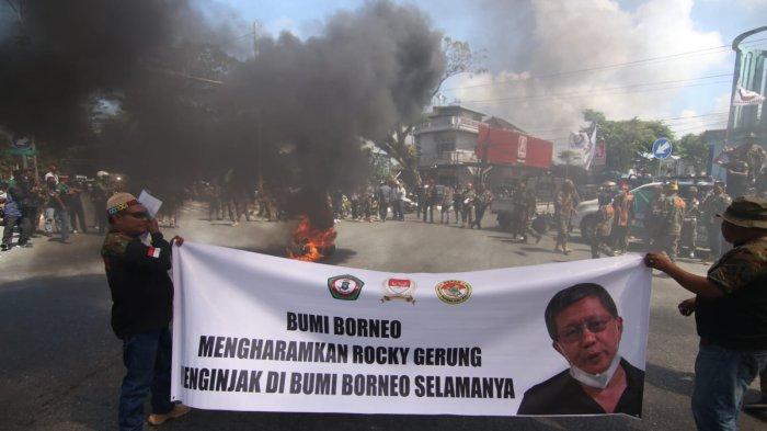 Gelombang protes melalui unjuk rasa oleh sekelompok masyarakat menuntut Rocky Gerung ditangkap dan diadili buntut pernyataannya yang diduga menghina Presiden RI Joko Widodo kembali bergulir di Balikpapan, Rabu (2/8/2023).