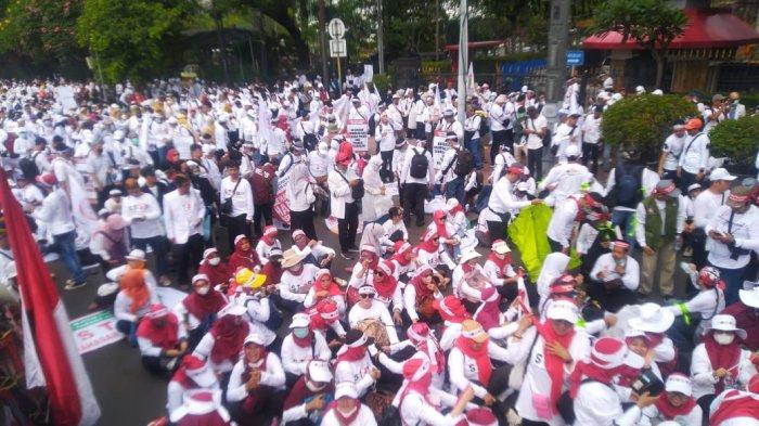 Ribuan tenaga kesehatan ( Nakes ) dan dokter serta petugas medis lainnya melakukan aksi unjuk rasa di depan kantor Kementerian Kesehatan ( Kemenkes ), Jakarta Selatan, Senin kemarin.