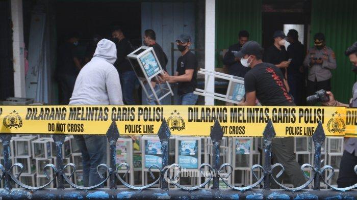 PENGGELEDAHAN DENSUS 88 - Tim Densus 88 Antiteror Mabes Polri melakukan penggeledahan di sebuah rumah di Gang Mahoni 1, Nomor 9, Way Halim Permai, Way Halim, Bandar Lampung, Rabu (3/11/2021). Penggeledahan dilakukan lantaran diduga menjadi gudang atau tempat penyimpanan barang barang milik salah satu terduga teroris yang diamankan beberapa hari lalu. TRIBUN LAMPUNG/DENI SAPUTRA