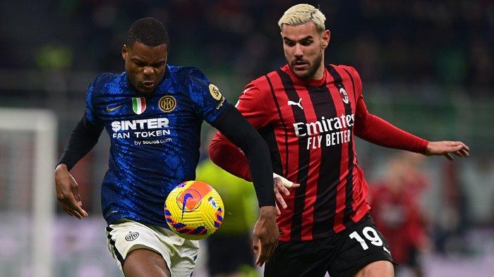 Denzel Dumfries berduel dengan Theo Hernandez pada Derby della Madonnina AC Milan vs Inter Milan, semifinal Coppa Italia di Stadion San Siro, Rabu (3/3/2022).