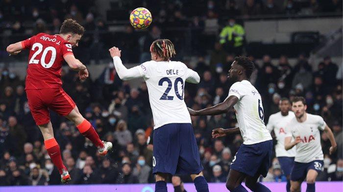 Diogo Jota (kiri) berduel dengan barisan pertahanan Tottenham Spurs dalam lanjutan Liga Inggris. Dalam laga tersebut, kedua tim bermain imbang 2-2.