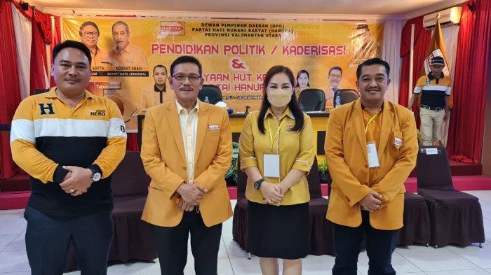 Ketua Dewan Pengurus Cabang Partai Hanura (Kiri) Tasa Gung foto bersama Ketua DPD Partai Hanura Kaltara, Ingkong Ala(Kanan) beserta para kader anggota partai Hanura Jumat (17/12/2021)