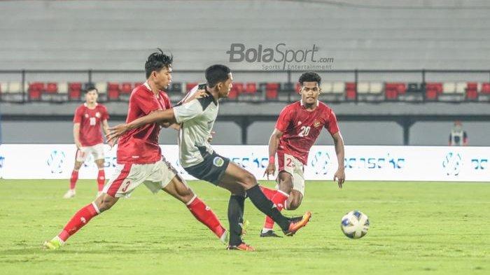 Dua pemain timnas Indonesia, Edo Febriansyah (kiri) dan Ramai Rumakiek (kanan), sedang mencoba menghalau bola yang dikuasai salah satu pemain timnas Timor Leste di Stadion Kapten I Wayan Dipta, Gianyar, Bali, 27 Januari 2022.