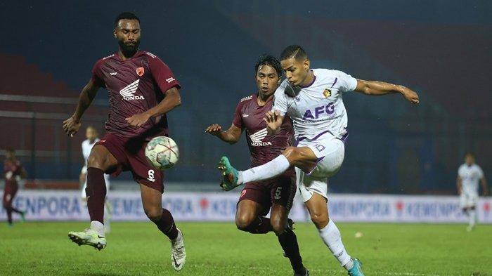 Duo bek PSM Makassar, Yuran Fernandes (kiri) dan Erwin Gutawa (tengah) berusaha menjegal pemain Persik Kediri, Renan Silva di fase grup Piala Presiden 2022 baru-baru ini.