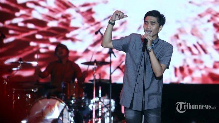 SHEILA ON 7 - Potret Duta vokalis Sheila on 7. Band asal Yogyakarta ini jadi salah satu artis yang ridersnya nggak ribet.