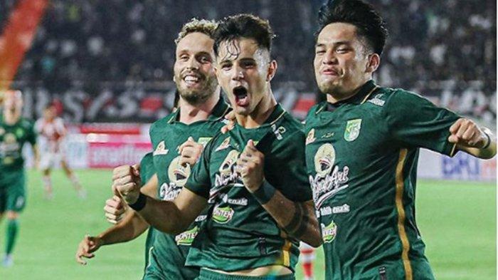 FOTO Bruno Moreira (tengah).