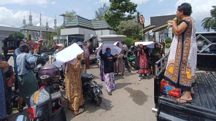 Ketika ibu-ibu berdaster menggeruduk Kantor Gubernur Kaltim, protes praktik jual beli buku paket dan Lembar Kerja Siswa (LKS) di sekolah.