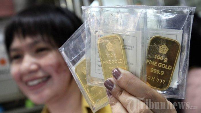 HARGA EMAS - Penjaga toko memperlihatkan emas batangan 100 gram di Toko Emas Buana, Jalan Ahmad Yani, Kota Bandung, Rabu (18/3/2015). Jelang lebaran Idul Fitri 1446 Hijriah atau tahun 2025, terjawab sudah berapa harga 1 gram emas sekarang pada Kamis 27 Maret 2025 hari ini.TRIBUN JABAR/GANI KURNIAWAN