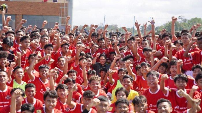 Ketua Umum PSSI Erick Thohir memantau pelaksanaan hari kedua seleksi pemain untuk menjadi bagian Timnas Indonesia U-17 berlangsung di Bali United Training Center, Pantai Purnama, Gianyar. Total ada 947 pemain ikut seleksi.