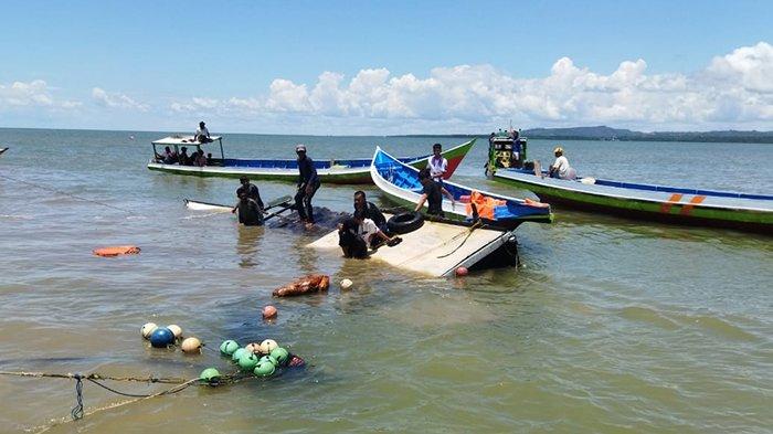 Proses evakuasi perahu yang karam di laut perairan Sebatik, Nunukan, Kalimantan Utara, Senin (15/04/2024), pagi. (HO/ Basir)