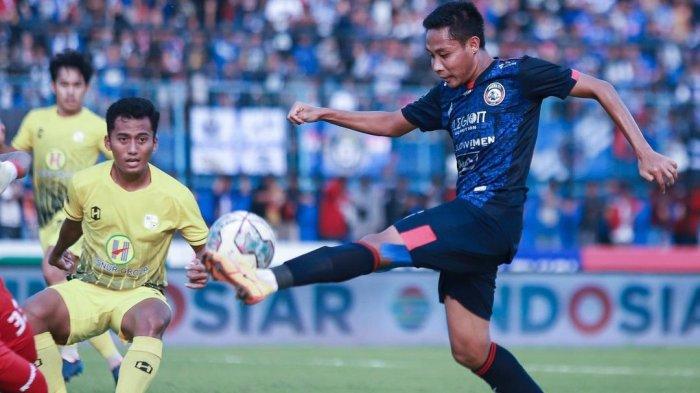 Potret aksi gelandang Arema FC, Evan Dimas dalam laga kontra Barito Putera di babak perempat final Piala Presiden 2022. V