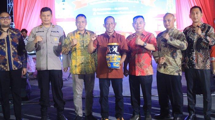 TEMPAYAN FEST - Bupati Bulungan Syarwani bersama Forkopimda saat meluncurkan even Tempayan Fest 2025 di taman Chinatown tepian Sungai Kayan Tanjung Selor, Sabtu (12/07/2025) malam tadi. (Tribunkaltara.com)